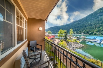Standard Room, 2 Queen Beds, Balcony, Lake View