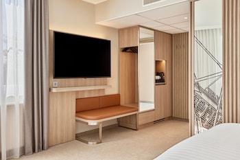 Room, 1 King Bed (Corner)