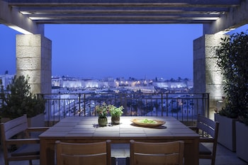 Executive Suite with a terrace and Old City view.