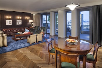 Royal Suite with terrace and Old City view
