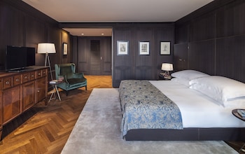 Executive Suite with a terrace and Old City view.