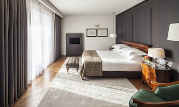 Royal Suite with terrace and Old City view