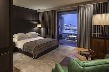Executive Suite with a terrace and Old City view.