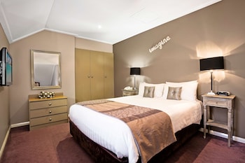 Suite, 1 Queen Bed, Non Smoking, Mezzanine