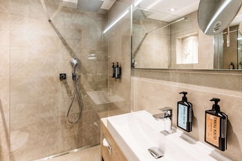 Standard Room, 1 Double Bed, Balcony, Lake View (Walk-in Shower)