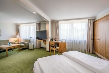 Standard Room, 1 Queen Bed (Quiet Location)
