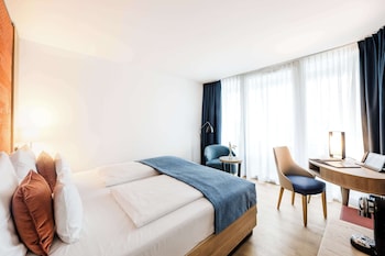 Standard Room, 1 Double Bed, Balcony, Lake View (Walk-in Shower)
