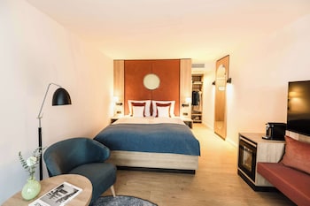 Standard Room, 1 Double Bed, Balcony, Lake View (Walk-in Shower)