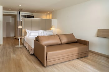 Junior Suite (The Level Family)