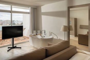 Junior Suite (The Level Family)
