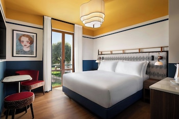 Deluxe Room, 1 King Bed, Garden View