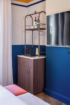 Deluxe Room, 1 King Bed, Garden View