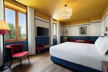 Junior Studio Suite, 1 King Bed with Sofa bed, Garden View