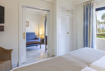 Junior Suite (2 Adults + 2 Child)