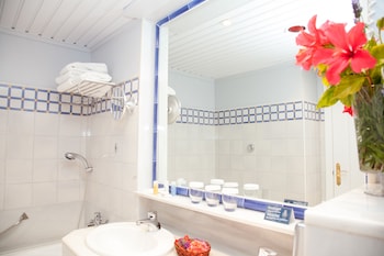 Junior Suite (2 Adults + 2 Child)