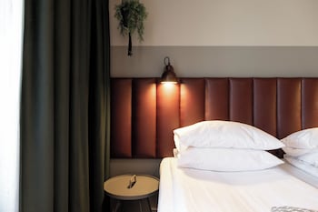Standard Room (Queen)