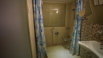 Standard Room, 2 Twin Beds, Accessible, Non Smoking (with Sofabed)