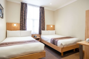 2 double beds, 1 single bed, nonsmoking