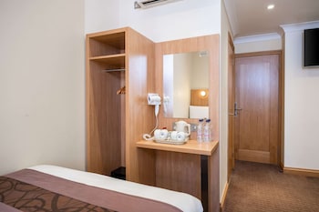 2 double beds, 1 single bed, nonsmoking