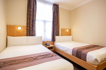 2 double beds, 1 single bed, nonsmoking
