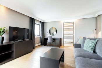 Room (Master)