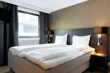 Room (Master)