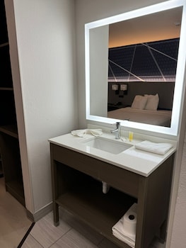 Standard Room, 1 King Bed, Non Smoking (Portable Tub/Shower Seat)