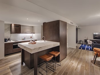 One Bedroom Pyrmont View Suite With Office