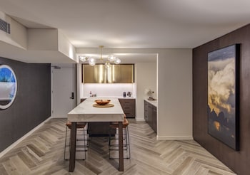 One Bedroom Pyrmont View Suite With Office
