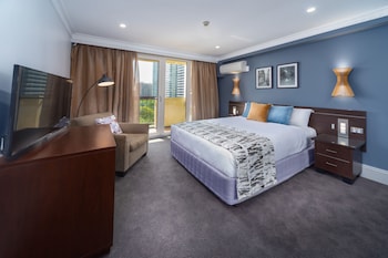 Two Bedroom Front Apartment + Light Breakfast placed in Room