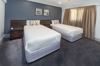 Two Bedroom Front Apartment + Light Breakfast placed in Room