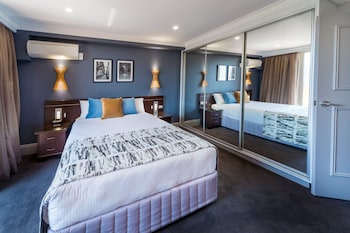 Two Bedroom Front Apartment + Light Breakfast placed in Room