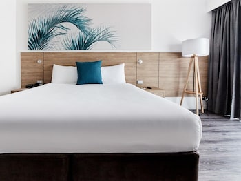 Deluxe Room, 1 King Bed, Pool View