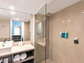 Deluxe Room, 1 King Bed, Pool View