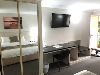 Deluxe Queen Non Smoking Kitchenette