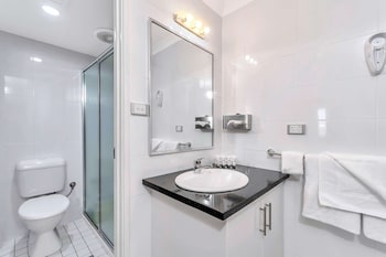 Deluxe Queen Non Smoking Kitchenette