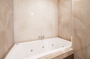 Luxury Suite, 1 King Bed, Jetted tub