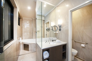 Luxury Suite, 1 Queen Bed, Bathtub