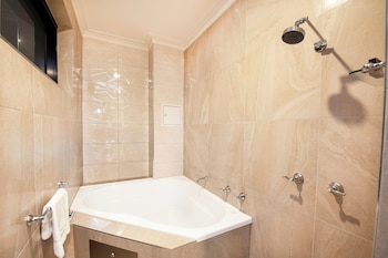 Luxury Suite, 1 Queen Bed, Bathtub