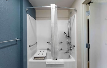Deluxe Studio, 1 Queen Bed with Sofa bed, Accessible, Non Smoking