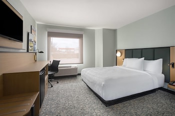 Room, 1 Queen Bed, Hearing Accessible, Non Smoking (Mobility/hearing, Roll-in Shower)
