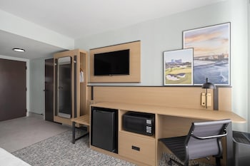 Room, 1 Queen Bed, Hearing Accessible, Non Smoking (Mobility/hearing, Roll-in Shower)