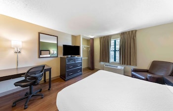 Deluxe Studio, 1 Queen Bed with Sofa bed, Non Smoking