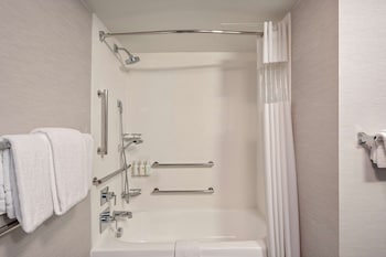Room, 2 Queen Beds, Accessible (Mobility Tub)