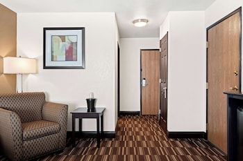 Standard Room, 1 Queen Bed, Non Smoking, Refrigerator & Microwave