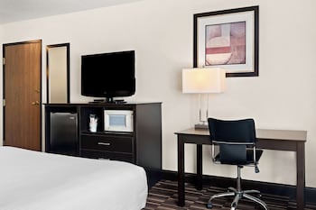 Standard Room, 1 Queen Bed, Non Smoking, Refrigerator & Microwave