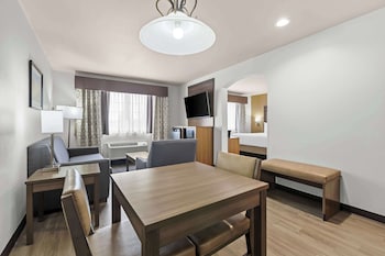 Suite, 1 King Bed, Non Smoking (Larger Room)