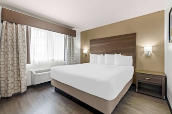 Suite, 1 King Bed, Non Smoking (Larger Room)