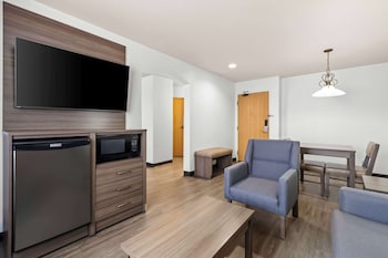 Suite, 1 King Bed, Non Smoking (Larger Room)