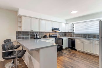 Suite, 1 King Bed, Non Smoking, Kitchen (Full Kitchen)